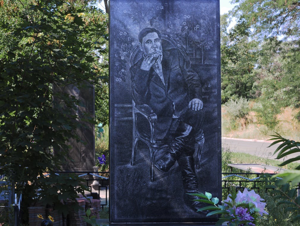 Nghĩa trang mafia tại Nga: Bia mộ chạm khắc toàn thân to như người thật, nhà lầu xe hơi cũng có luôn